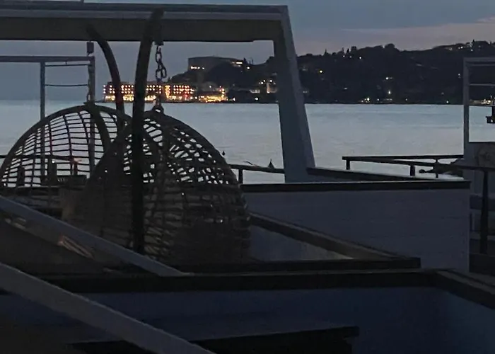 Floating Seahouse Ocean Beauty