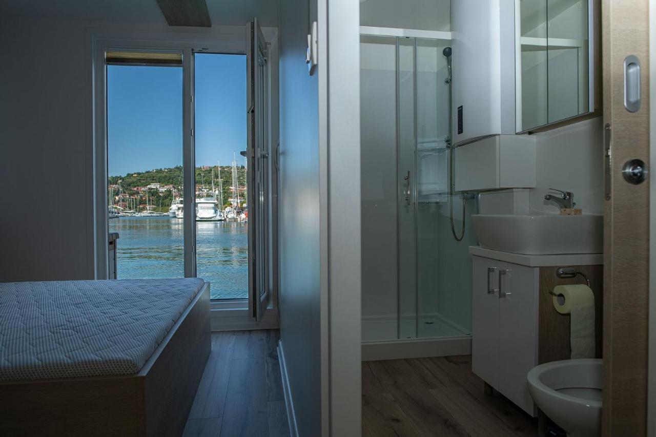 Floating Seahouse Ocean Beauty
